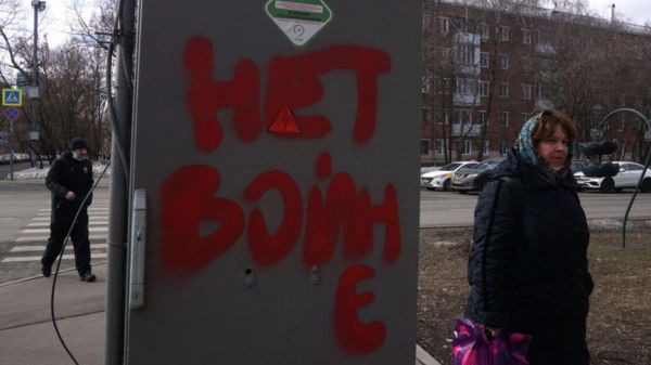 "Нет войне": как в России наказывают за пацифистские надписи