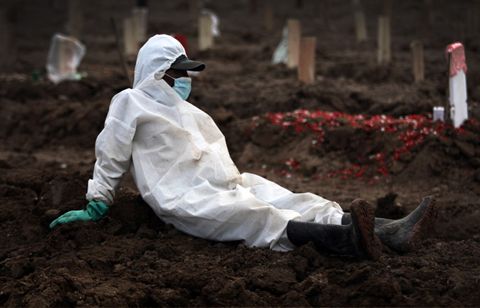 Число смертей от COVID-19 в мире за неделю выросло более чем на 40%