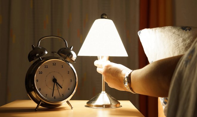 Исследования показывают, что сон со светом вредит здоровью сердца