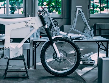 Производитель электробайков Cake экспериментирует с заменой пластиковых деталей на бумажные