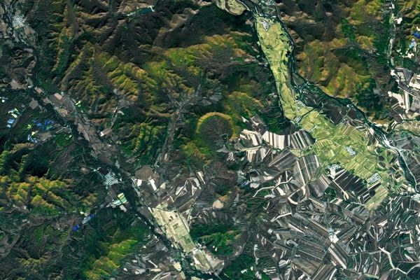 В Китае обнаружили крупнейший ударный кратер моложе ста тысяч лет