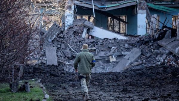 "Пока еще есть возможность". Власти Украины призвали эвакуироваться жителей Луганской и Донецкой областей