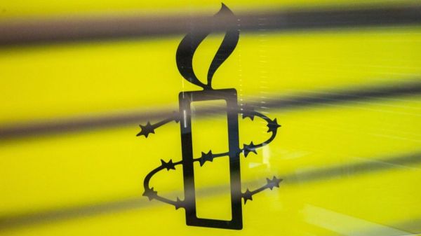 В России закрывают представительства Фонда Карнеги, Amnesty International и Human Rights Watch