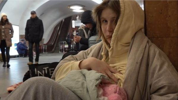 Мадонна из киевского метро. Как фото женщины с младенцем стало иконой в храме Неаполя