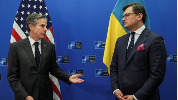 "Битва за Донбасс будет напоминать Вторую мировую". Глава МИД Украины попросил у НАТО больше оружия, блок обещал помочь