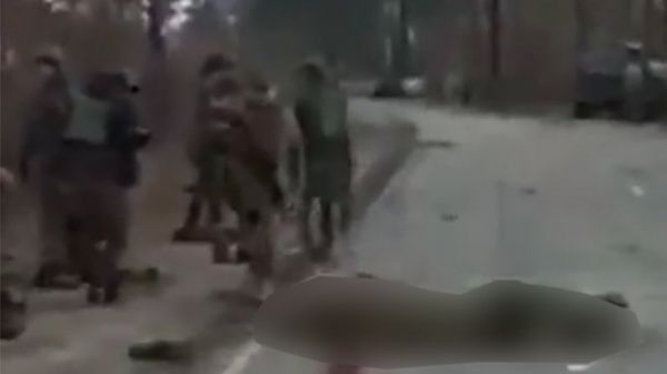 В сети появилось видео убийства российского военнопленного под Киевом. Что известно