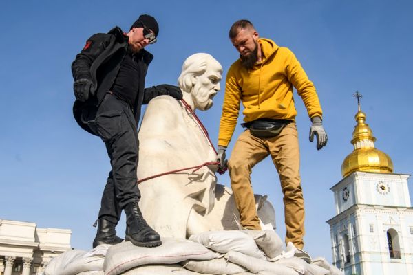 Освобождение Ирпеня, новые жертвы и не падающая духом Одесса. Пятая неделя войны в фотографиях