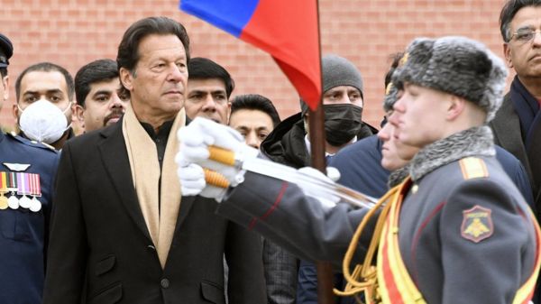 Отстранен от власти премьер-министр Пакистана Имран Хан. Он был с визитом в Москве, когда началось вторжение в Украину