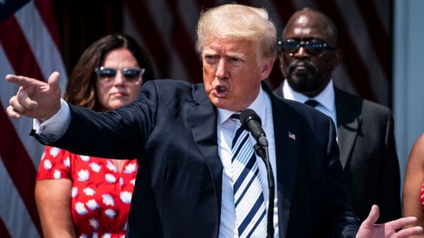 Илон Маск, покупающий Twitter, высказался за отмену бана Трампа