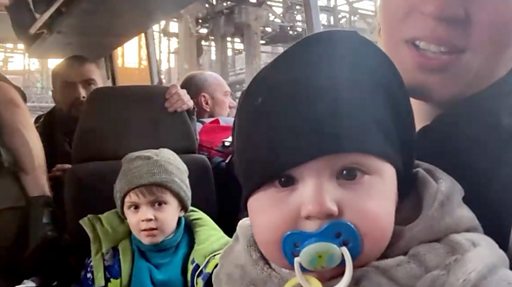 С "Азовстали" эвакуируют людей. Их везут на подконтрольные Украине и России территории