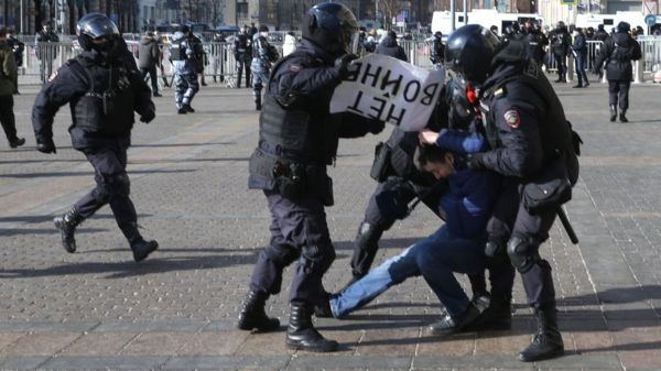 Проповедь в храме, разговор в очереди, стихи Некрасова. За что в России штрафуют по статье о "дискредитации армии"