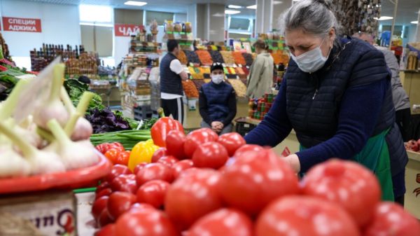 Замедление инфляции, отключение SWIFT и реновация в Европе. Главные экономические новости за день