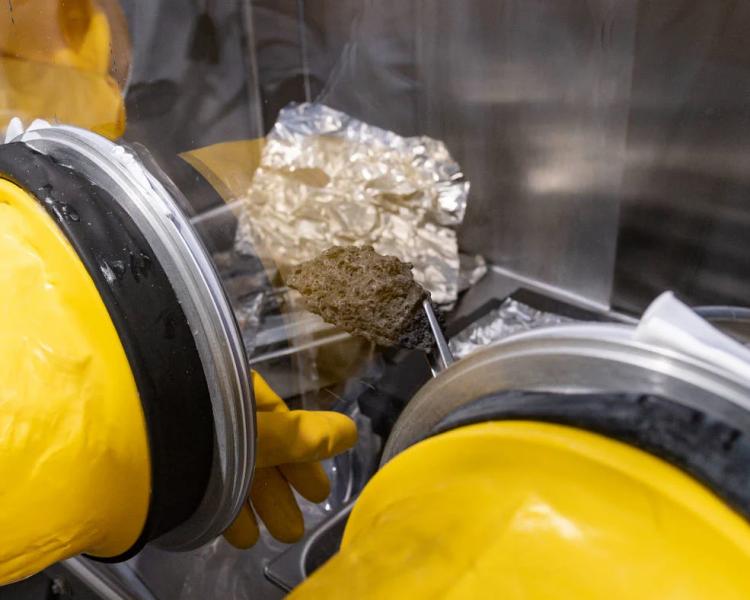 Нетронутые фрагменты Луны, хранившиеся в течение 50 лет, наконец-то изучены