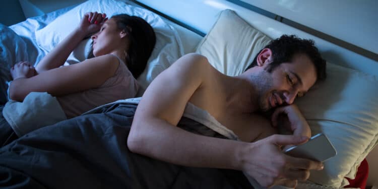 Новое исследование дало представление о том, как неверные мужчины уменьшают чувство вины после совершения измены