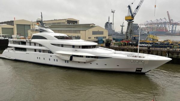 Санкции против "Северстали", охота на яхты и рост добычи нефти. Главные экономические новости за день.