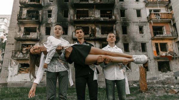Школьный альбом войны. Фотосессия выпускников Чернигова на руинах
