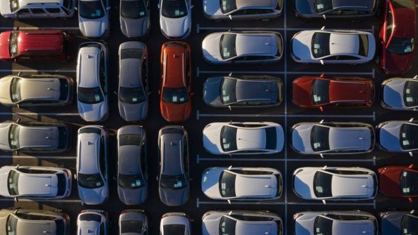 Новый обвал на российском авторынке, в ресторанах допивают импортный алкоголь. Главные экономические новости за день