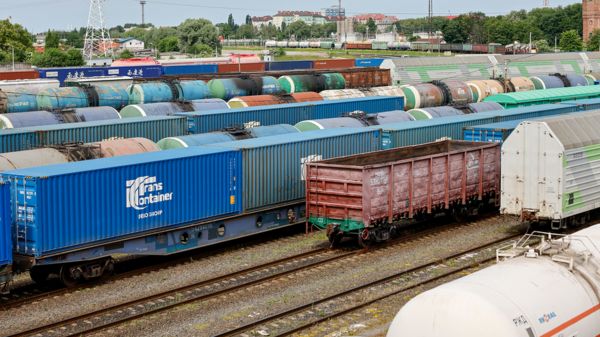 Новый рекорд рубля, блокада Калининграда и челноки на маркетплейсах. Главные экономические новости за день