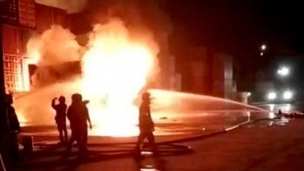 Мощный взрыв в Бангладеш на складе с одеждой для Запада. Более 40 человек погибли, сотни раненых