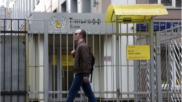 "Надеемся на понимание". Зачем "Тинькофф" фактически запретил проводить денежные переводы по SWIFT