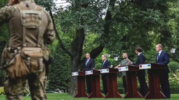 В Киеве завершилась встреча канцлера Германии Шольца, президента Франции Макрона, премьера Италии Драги и президента Румынии Йоханниса с президентом Украины Зеленским.