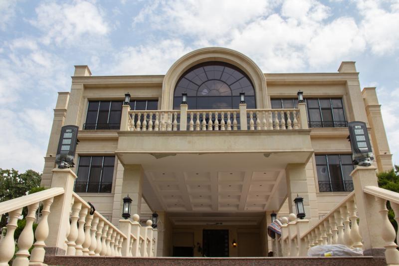 В Кыргызстане конфисковали резиденцию Атамбаева. Его сторонники утверждают, что там находился оздоровительный комплекс