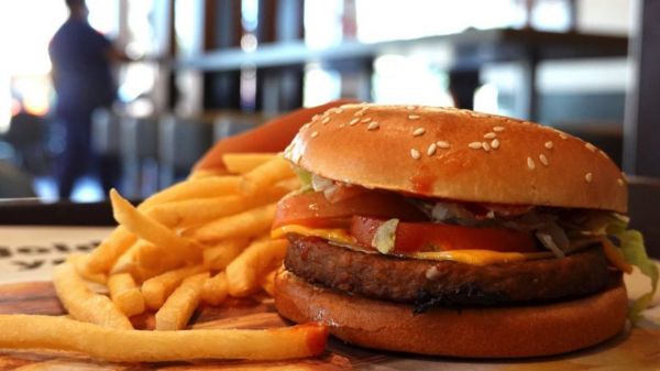 Русский McDonald’s без картошки, IKEA без заказов и падение рубля. Главные экономические новости за день