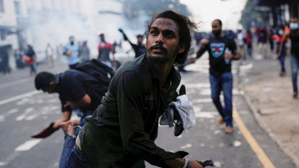 Президент Шри-Ланки покинул страну на фоне массовых протестов