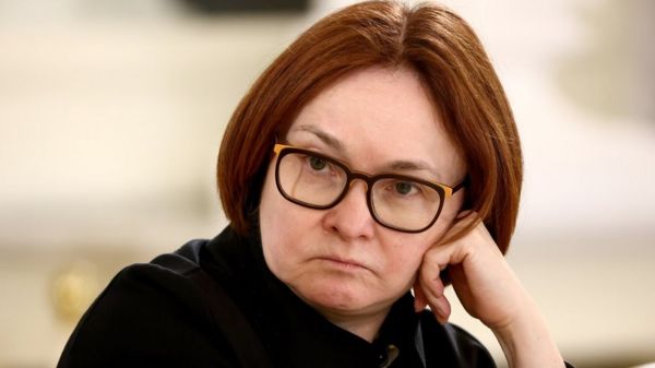 Российские курильщики без Marlboro и Parliament, а ЦБ оживляет экономику. Главные экономические новости дня