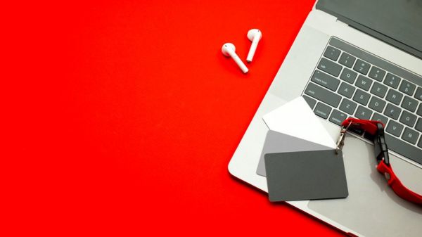 Возможное объединение "Русала" и "Норникеля", серые макбуки и слабеющий рубль. Главные экономические новости за день