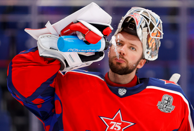 Хоккеиста Ивана Федотова увезли из военкомата в Петербурге на "скорой". Накануне его задержали – якобы за уклонение от призыва