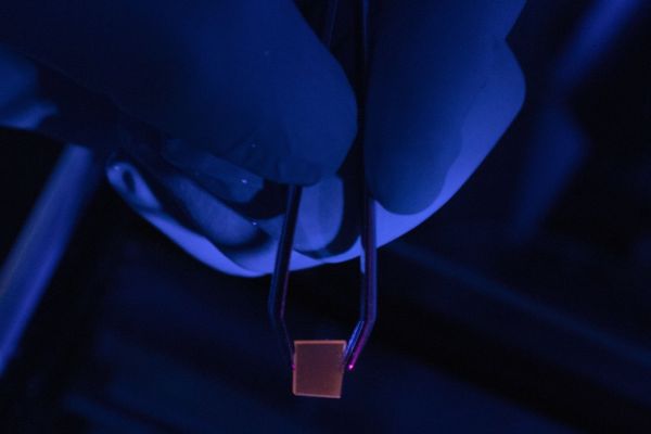 Новый керамический материал светится при деформации