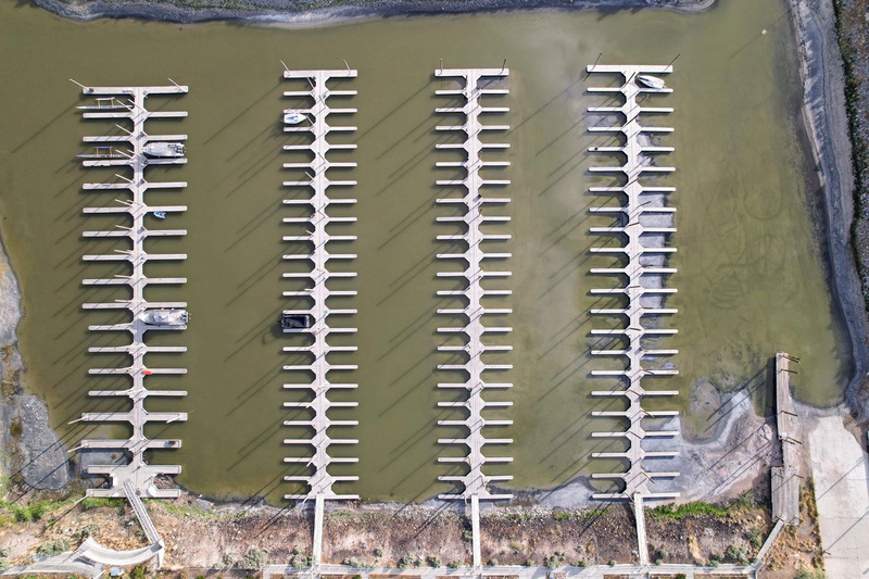 Знаменитое Большое Соленое озеро в США медленно умирает. Почему оно убивает все вокруг?