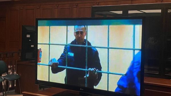 Навального поместили в ШИЗО. Он расстегивал верхнюю пуговицу робы и создал профсоюз