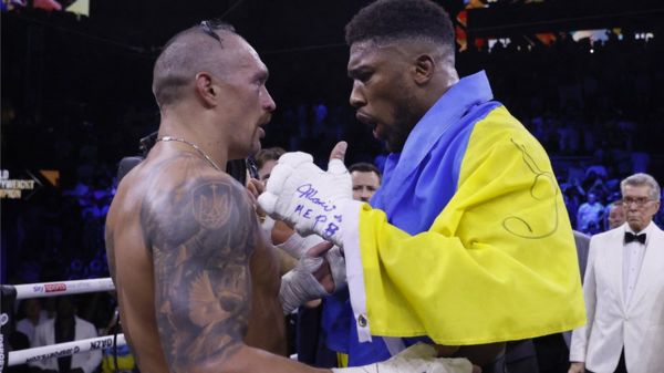 Украинский боксер Александр Усик защитил свой титул в бою с Джошуа