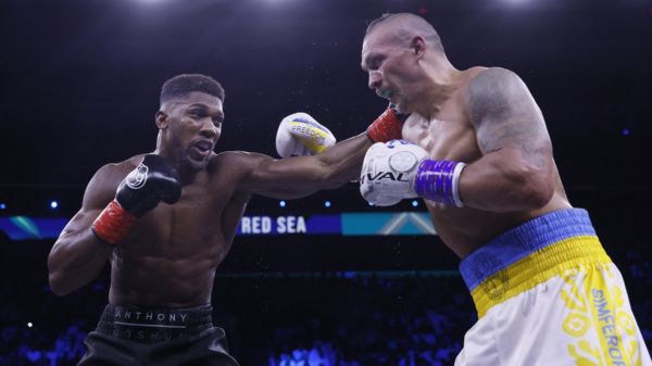 Украинский боксер Александр Усик защитил свой титул в бою с Джошуа