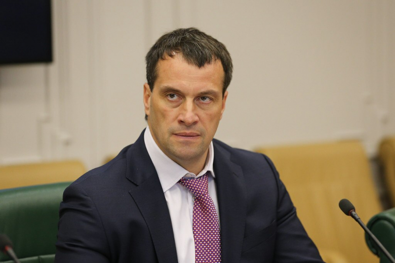 "Продала своего отца, семью, родину". Сенатор Эдуард Исаков назвал свою дочь "предателем" и отрекся от нее из-за антивоенной позиции