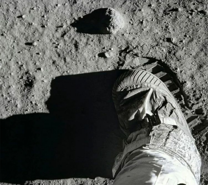 Следы на Луне отличаются от подошв ботинок американских астронавтов