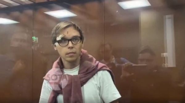 В Москве арестовали трех участников поэтических чтений. Один из них обвинил силовиков в пытках гантелью