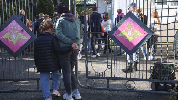 "Нахера нам Херсон, умирать за него не собираюсь": протесты, поджоги военкоматов и хаос с призывом. Как идет мобилизация в России