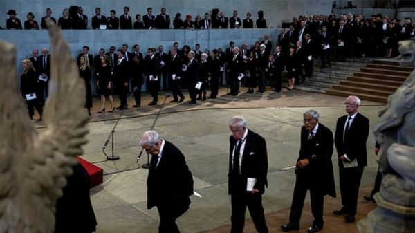 Король Карл III и принцы Уильям и Гарри прошли за гробом Елизаветы II. Траурная процессия в Лондоне – фотографии