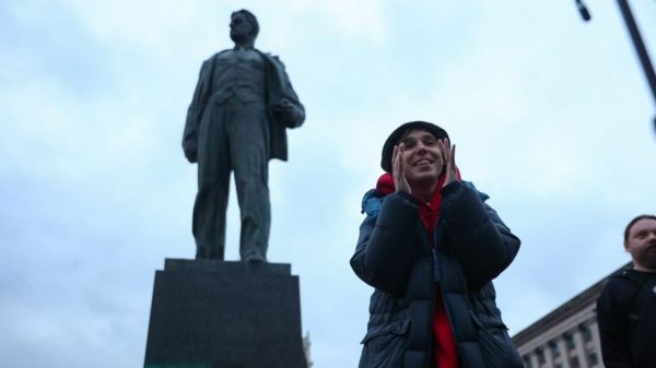 В Москве арестовали трех участников поэтических чтений. Один из них обвинил силовиков в пытках гантелью