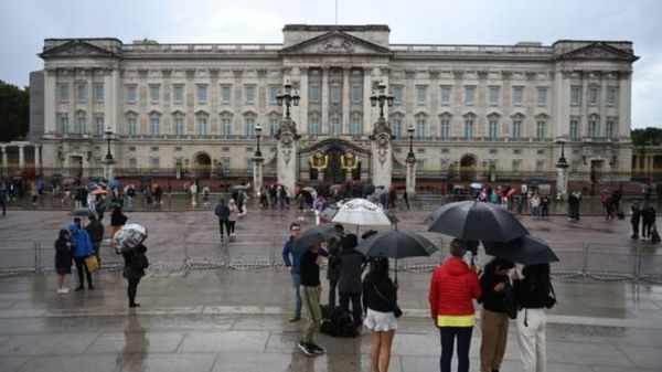 Королева Елизавета II под медицинским наблюдением в Балморале. Врачи обеспокоены состоянием ее здоровья
