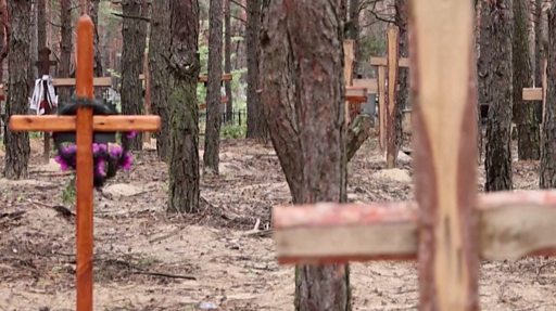 "Некоторых убили, некоторых замучили пытками". Под Изюмом проводят массовую эксгумацию безымянных могил