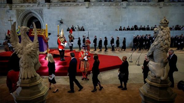 Король Карл III и принцы Уильям и Гарри прошли за гробом Елизаветы II. Траурная процессия в Лондоне – фотографии