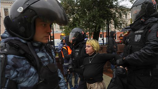 Протесты против мобилизации в России: десятки городов, почти 800 задержанных