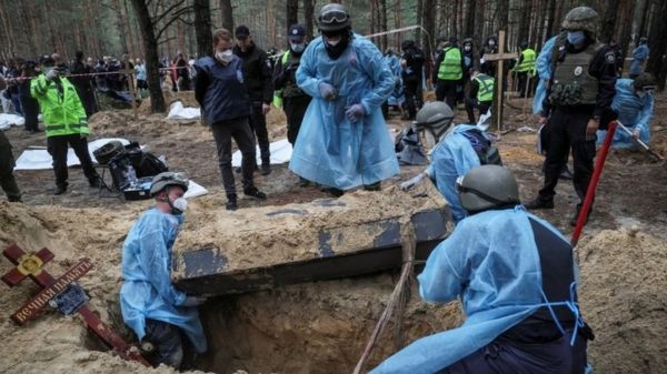 "Некоторых убили, некоторых замучили пытками". Под Изюмом проводят массовую эксгумацию безымянных могил