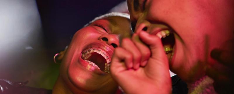 Почему мы смеемся? Новое исследование предполагает, что это может быть стратегией выживания