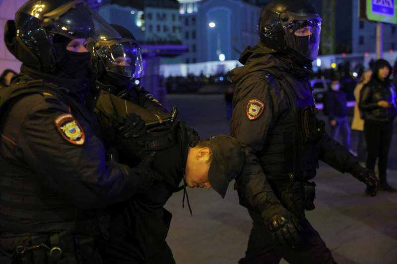 Протесты против мобилизации в Москве и Петербурге: силовики задержали более тысячи человек, пострадали десятки митингующих