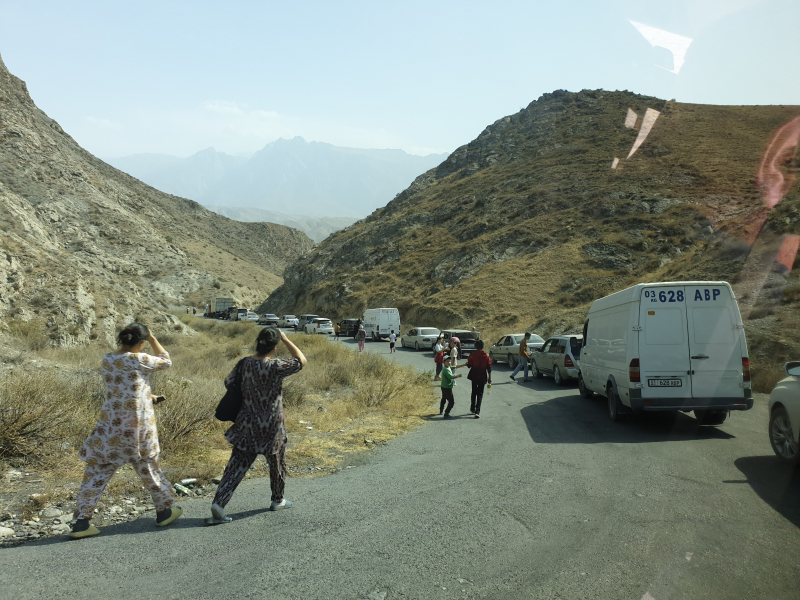 В приграничной области Кыргызстана ввели режим ЧС из-за конфликта с Таджикистаном. Сообщается об обстрелах Ошской области